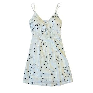 Flattering Silhouette Playful White Bird Dress Medium 🤍🤍